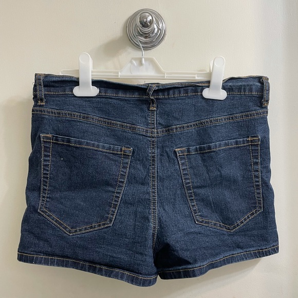 High-waisted jean shorts - Picture 2 of 3